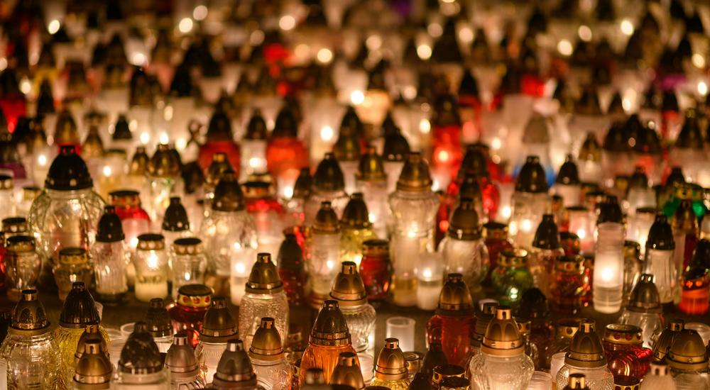 Funkelnde Grablichter werden zu &ouml;kumenischem Friedhofsleuchten.